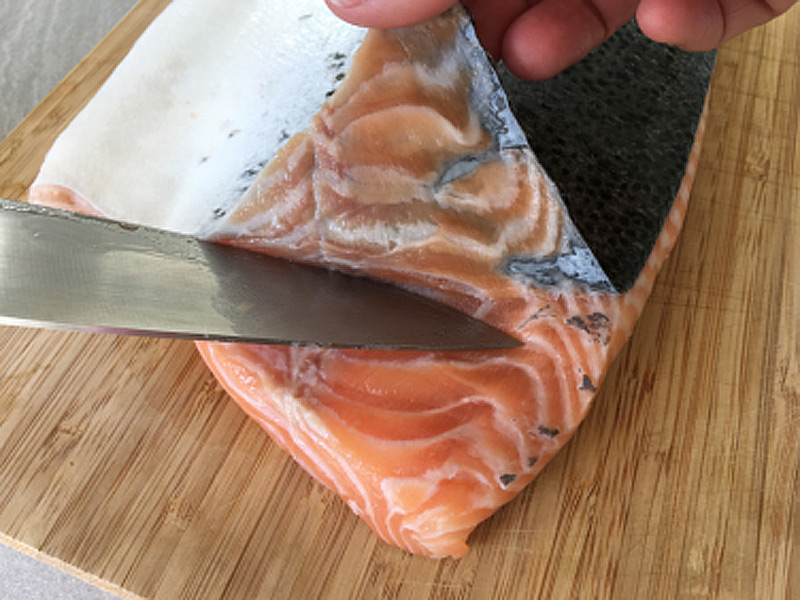 Comment enlever la peau d'un filet de saumon