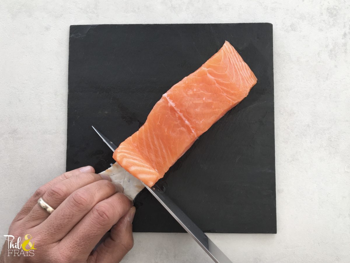 Préparation du saumon : on ôte la peau